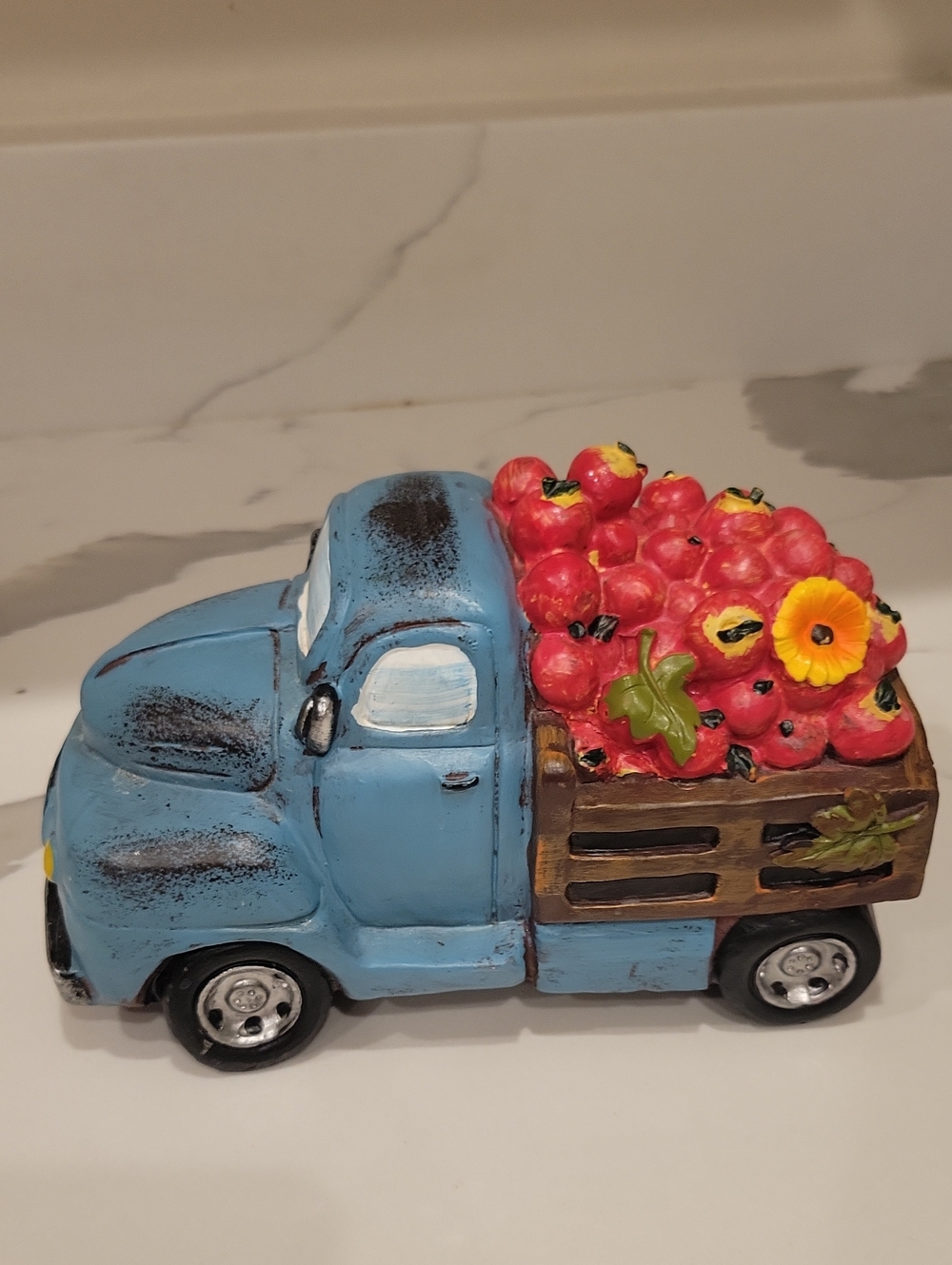 Robert STandleyBlue Farm Truck Figurine with Red Apples - Decorative Home Accent
